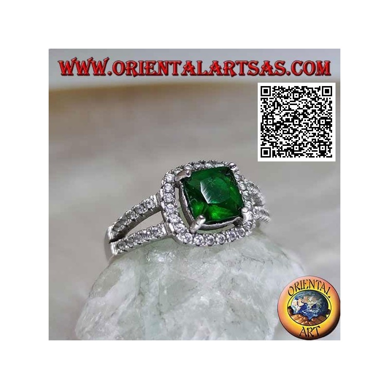 Anillo de plata con esmeralda sintética cuadrada engastada y circonitas en el marco y en las dos filas laterales