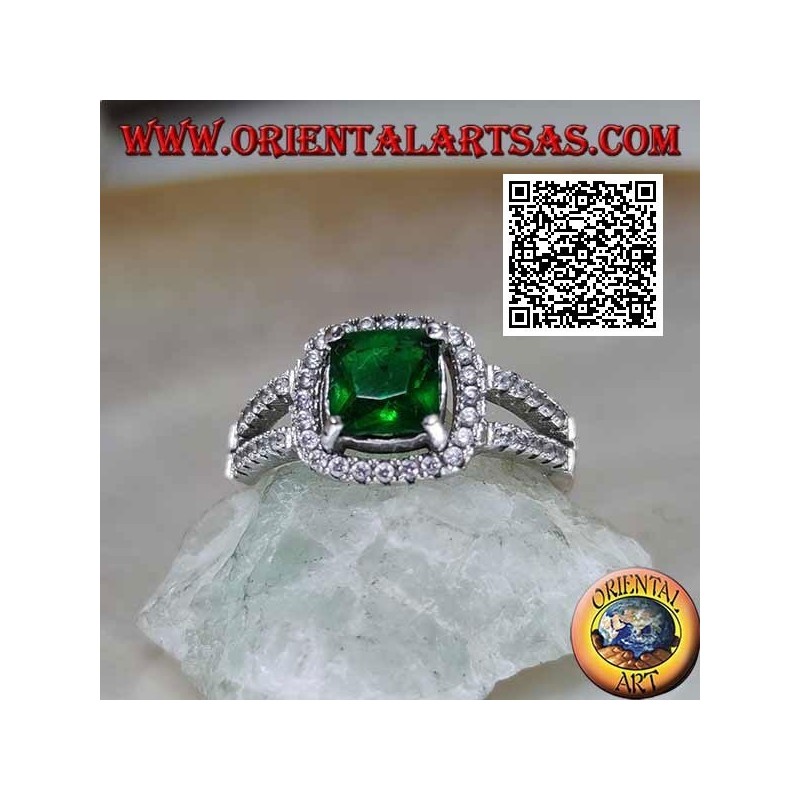 Anillo de plata con esmeralda sintética cuadrada engastada y circonitas en el marco y en las dos filas laterales