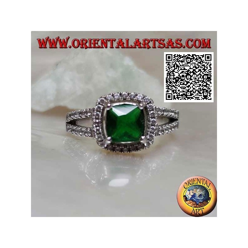 Bague en argent avec émeraude synthétique carrée sertie et zircons dans le cadre et sur les deux rangées latérales