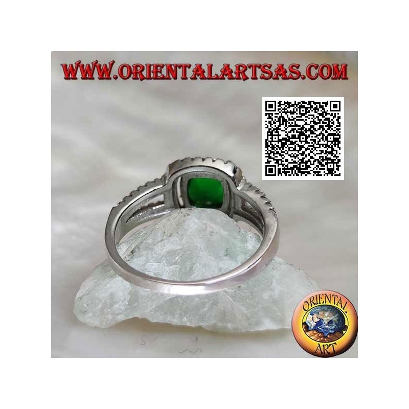 Bague en argent avec émeraude synthétique carrée sertie et zircons dans le cadre et sur les deux rangées latérales