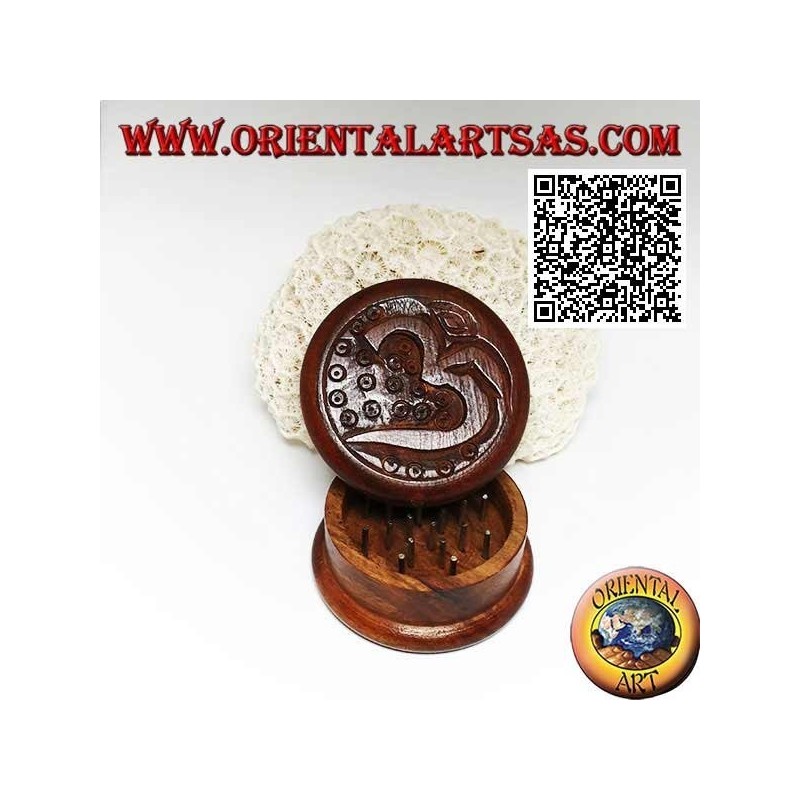 Tobacco grinder in mahogany wood with carved Sanskrit Hindu word Om "ॐ" 5 cm Ø