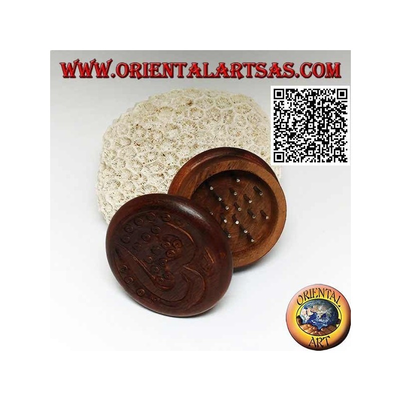 Molinillo de tabaco en madera de caoba con palabra hindú sánscrita tallada Om "ॐ" 5 cm Ø