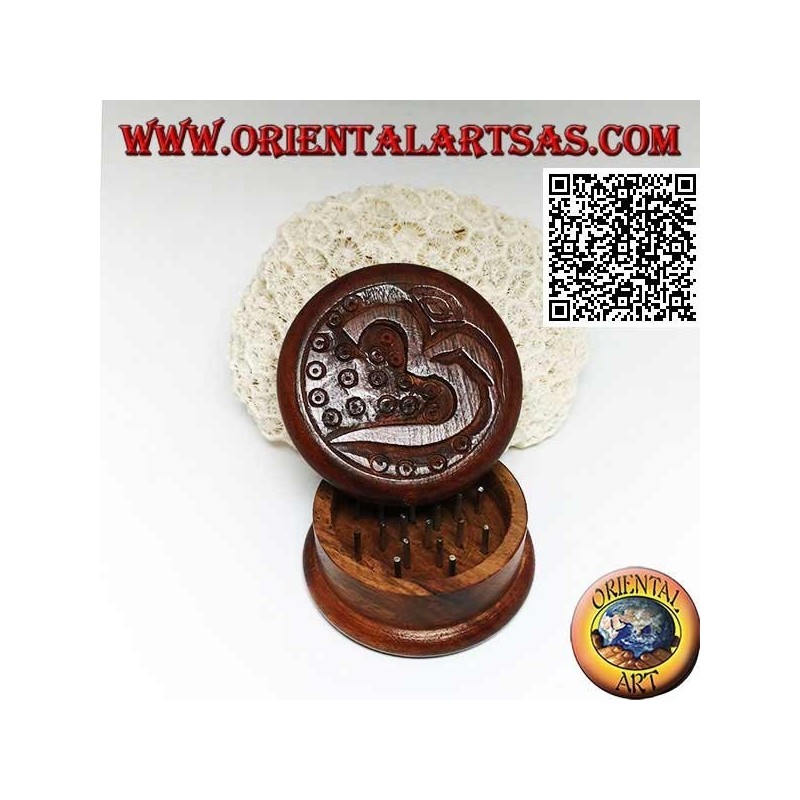 Grinder tritatabacco in legno di mogano con intagliato termine sanscrito induista Om "ॐ" da 5 cm Ø