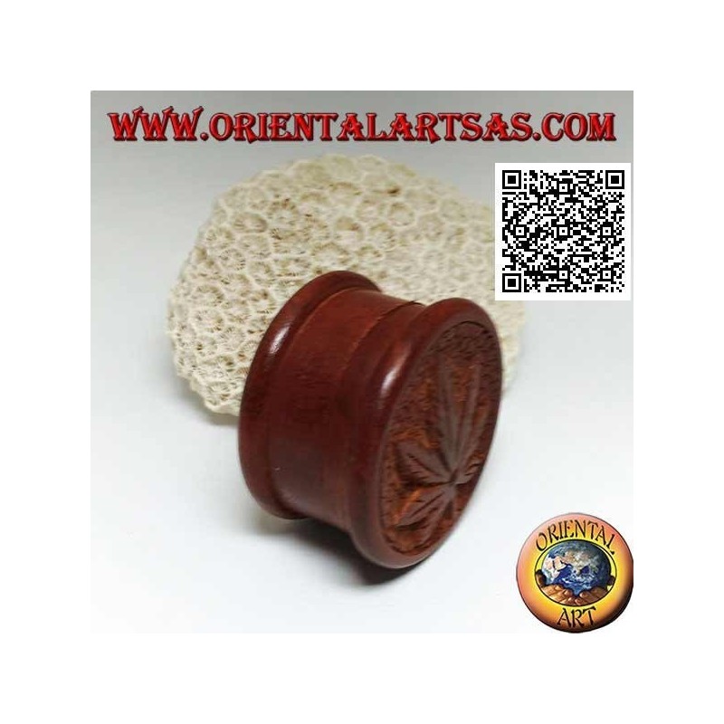 Tobacco grinder in mahogany wood with carved cannabis leaf, 5 cm Ø