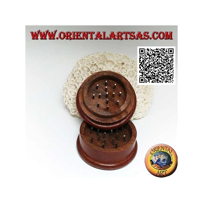 Tobacco grinder in mahogany wood with carved cannabis leaf, 5 cm Ø