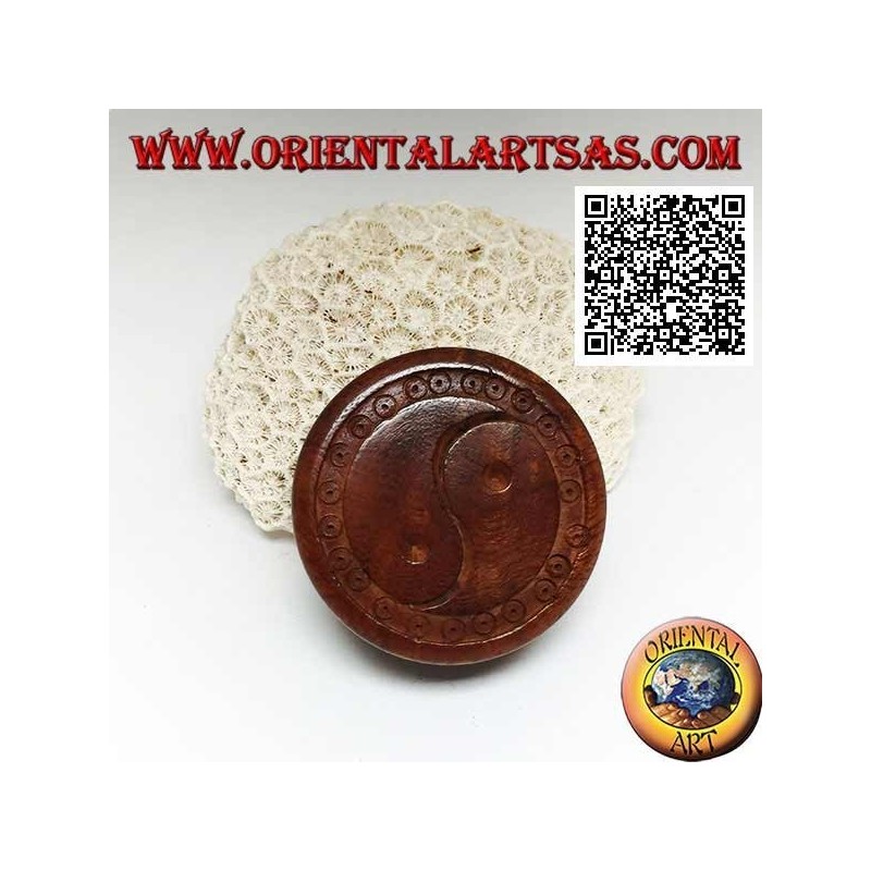 Tobacco grinder in mahogany wood with carved Taoist symbol "Yin Yang", 5 cm Ø