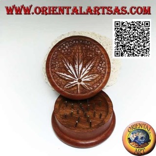 Tabakmühle aus Mahagoniholz ​​mit geschnitztem Cannabisblatt, 6,5 cm Ø