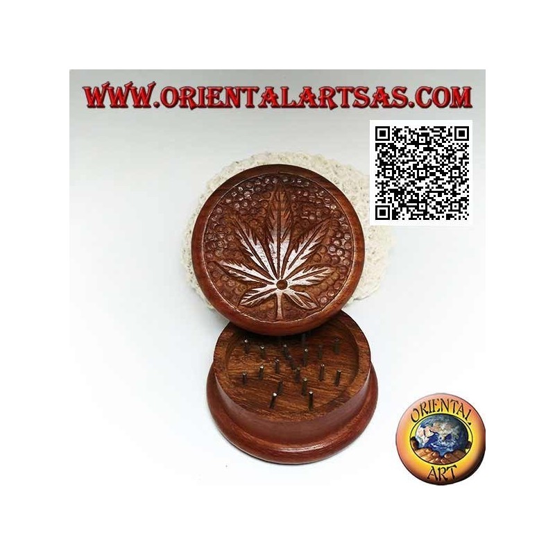 Molinillo de tabaco en madera de caoba con hoja de cannabis tallada, 6,5 cm Ø