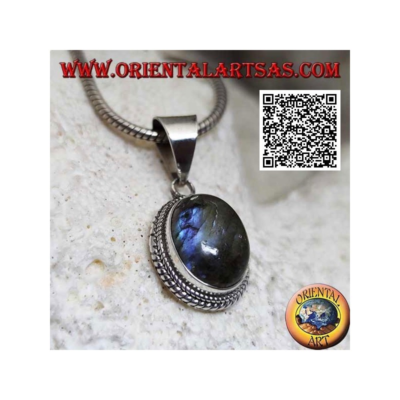 Silberanhänger mit ovalem Cabochon-Labradorit, umgeben von Verflechtung