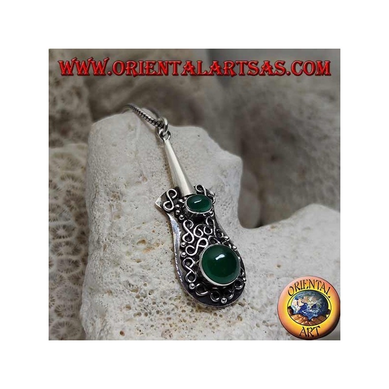 Colgante de plata en forma de guitarra con ágata verde redonda y ovalada y líneas infinitas en alto relieve