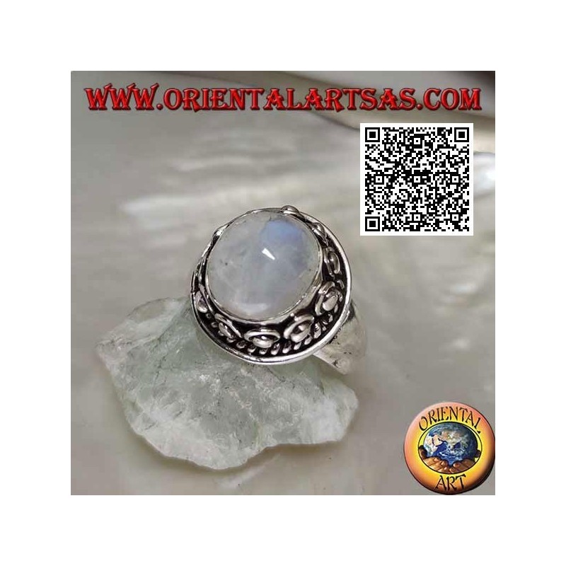 Anillo de plata con piedra de luna redonda rodeada de entretejido y bola en la rosquilla