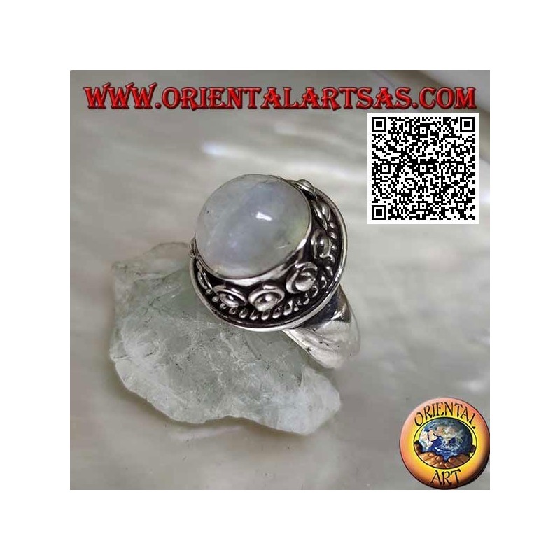 Anillo de plata con piedra de luna redonda rodeada de entretejido y bola en la rosquilla
