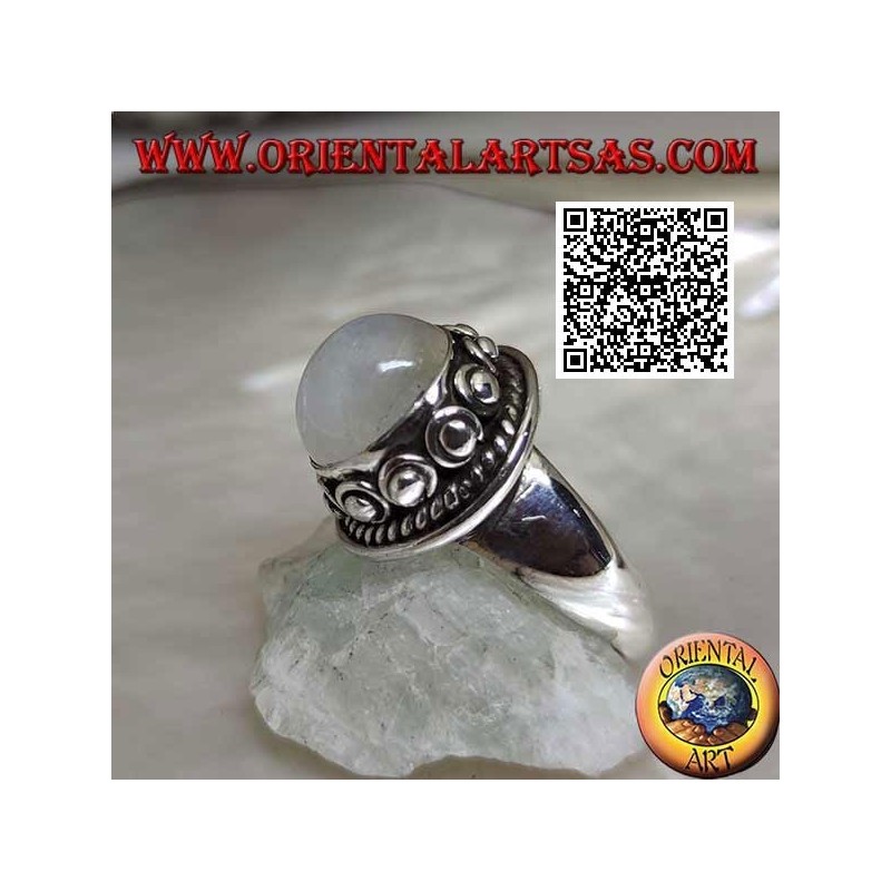 Anello in argento con pietra di luna tonda contornata da intreccio e pallina nella ciambella