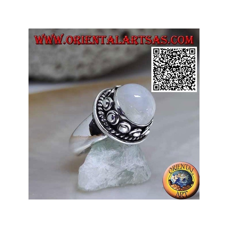 Bague en argent avec pierre de lune ronde entourée d'entrelacs et boule dans le beignet