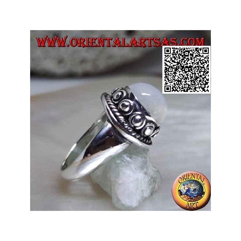 Bague en argent avec pierre de lune ronde entourée d'entrelacs et boule dans le beignet