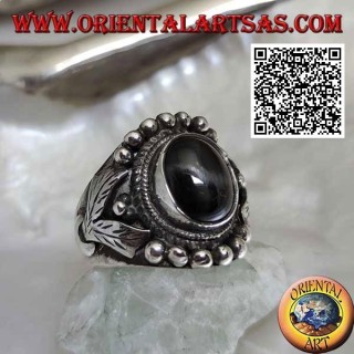 Anello in argento con black star ovale su montatura etnica con palline e foglie sui lati