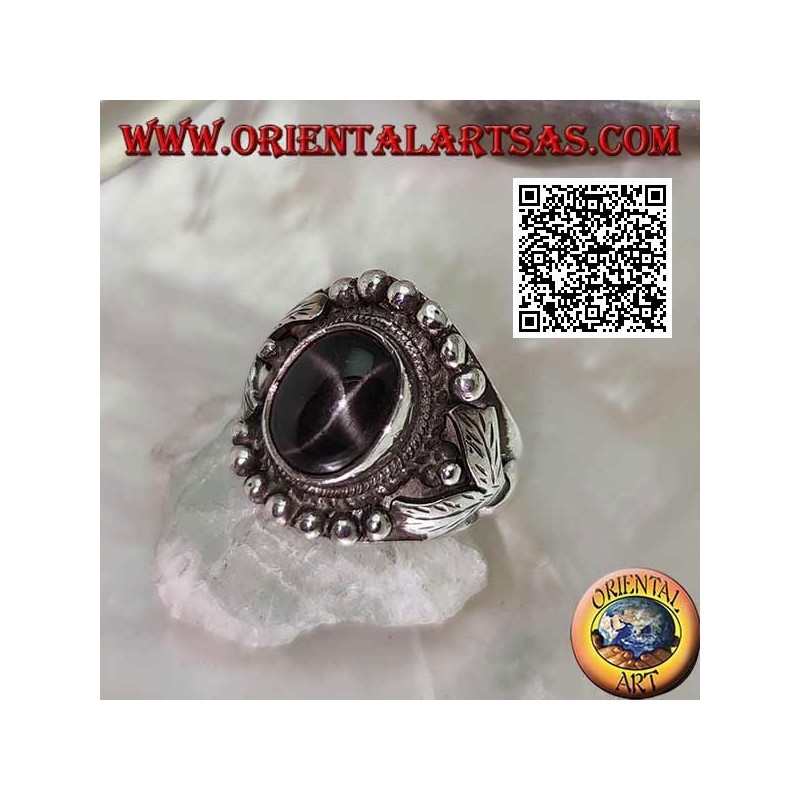 Bague en argent avec étoile noire ovale sur monture ethnique avec boules et feuilles sur les côtés