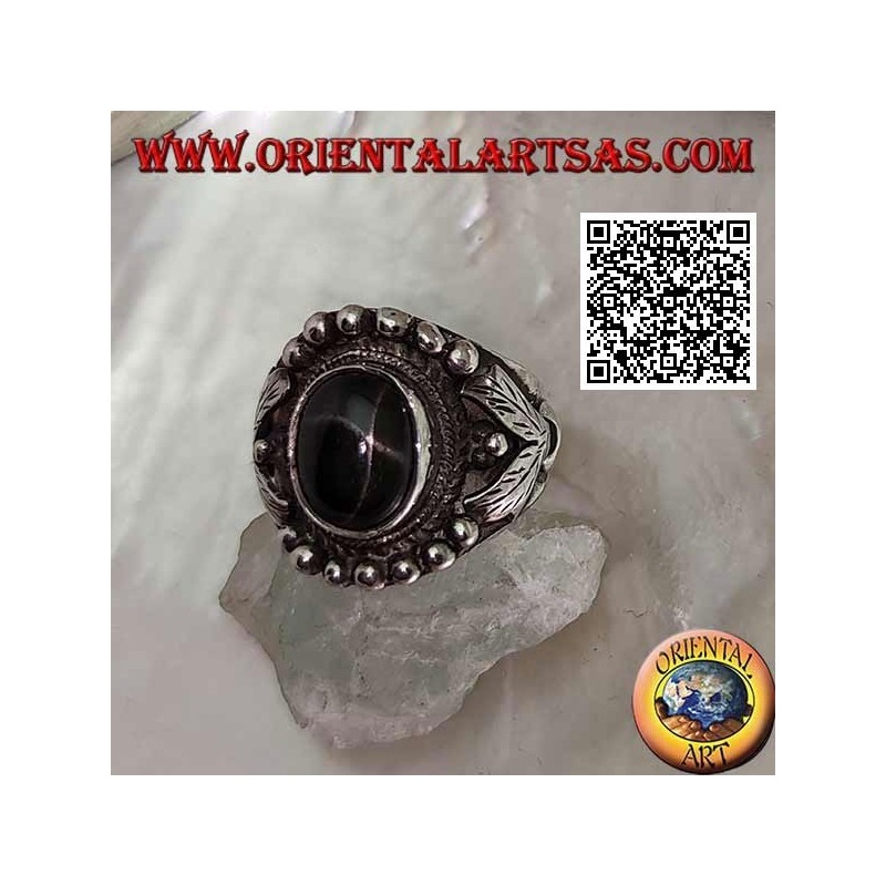 Anillo de plata con estrella negra ovalada en engaste étnico con bolas y hojas a los lados