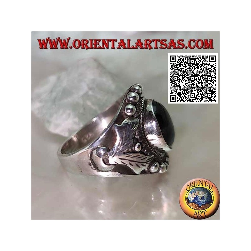 Anillo de plata con estrella negra ovalada en engaste étnico con bolas y hojas a los lados