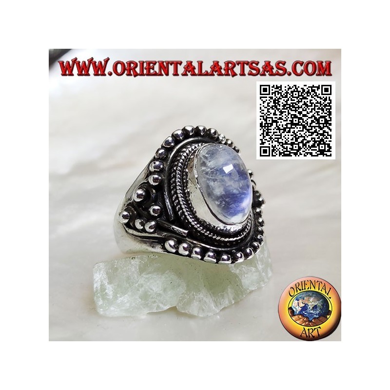 Anello in argento con pietra di luna arcobaleno su montatura etnica con palline