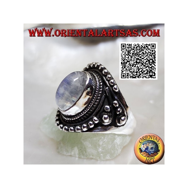 Anello in argento con pietra di luna arcobaleno su montatura etnica con palline