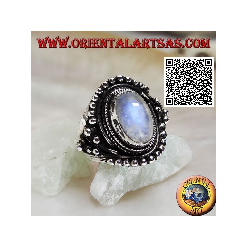 Bague en argent avec pierre de lune arc-en-ciel sur monture ethnique avec boules