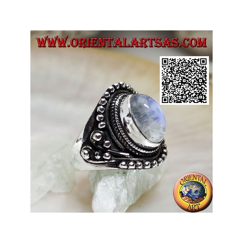 Anillo de plata con piedra lunar arcoíris en ambientación étnica con bolas