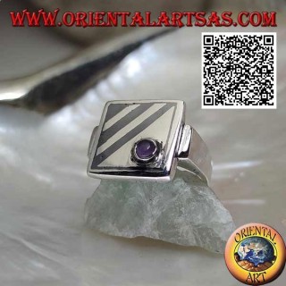 Anello in argento quadrato con linee oblique a lavorazione a niello e ametista tonda in un angolo