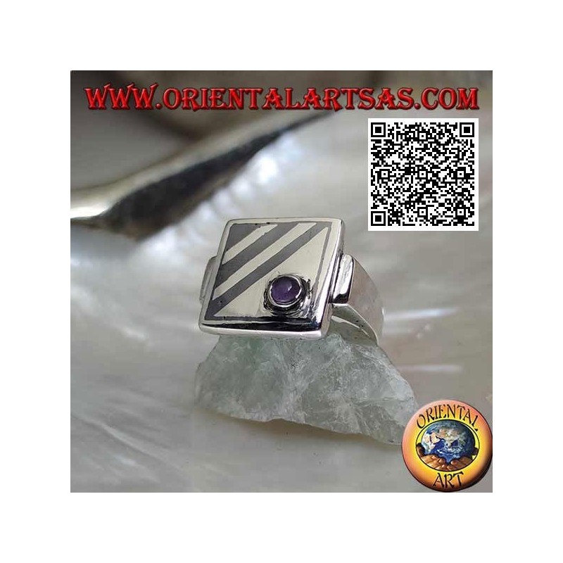Bague carrée en argent avec lignes de niello obliques et améthyste ronde dans un coin