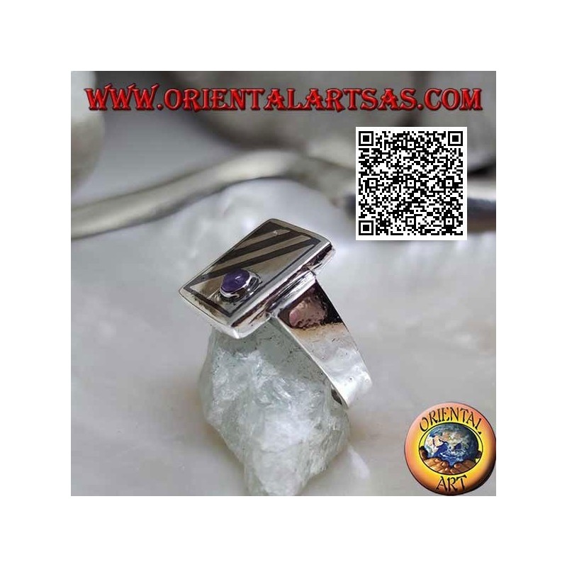 Bague carrée en argent avec lignes de niello obliques et améthyste ronde dans un coin