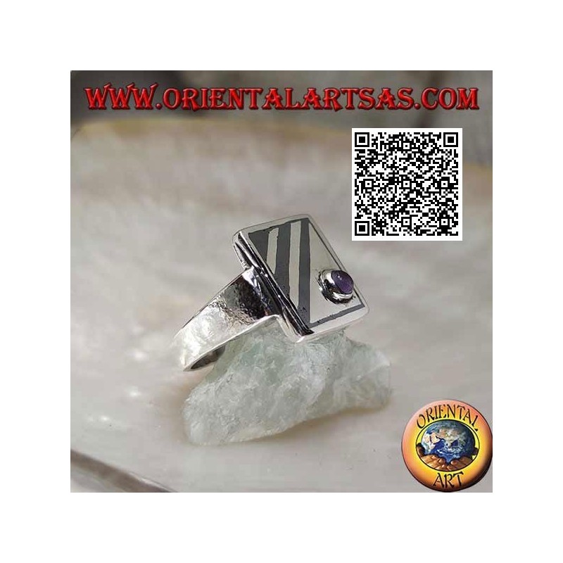 Anillo cuadrado de plata con líneas niel oblicuas y amatista redonda en una esquina