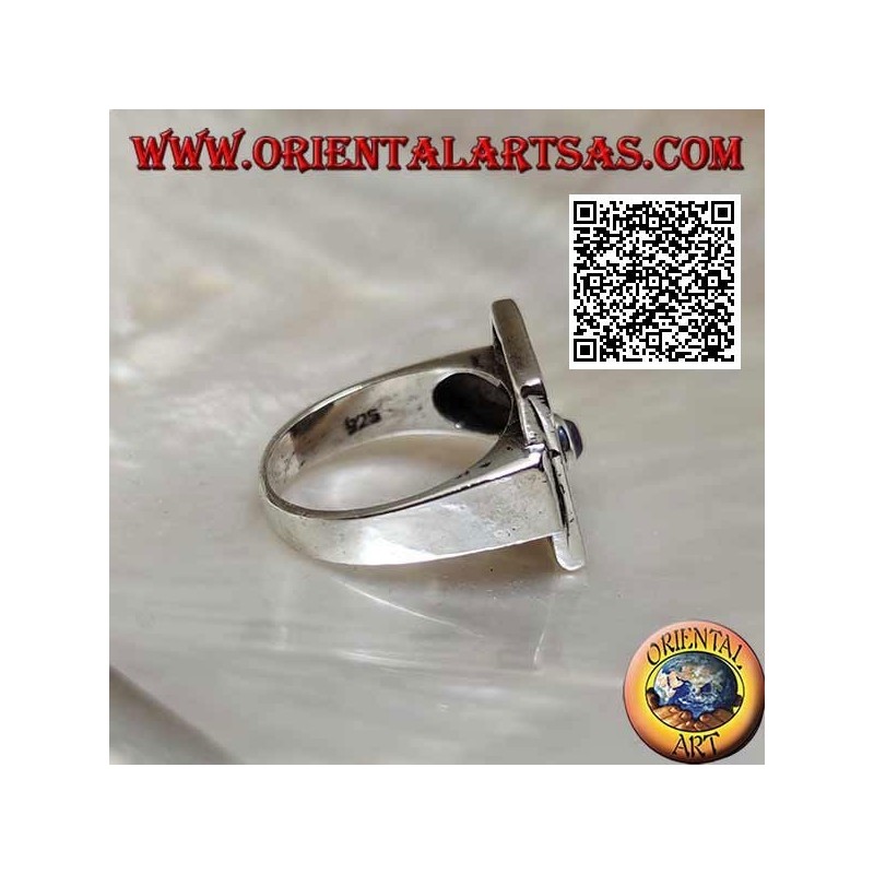 Anillo cuadrado de plata con líneas niel oblicuas y amatista redonda en una esquina