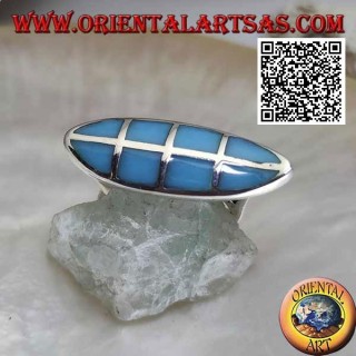 Anello in argento liscio a navetta con turchese quadrato incastonato a filo bordo