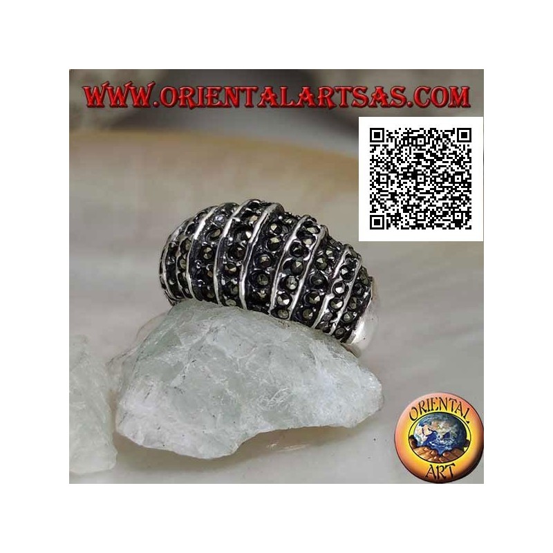Bague en argent avec une bande arrondie sur le devant coupée par des lignes verticales et parsemée de marcassite