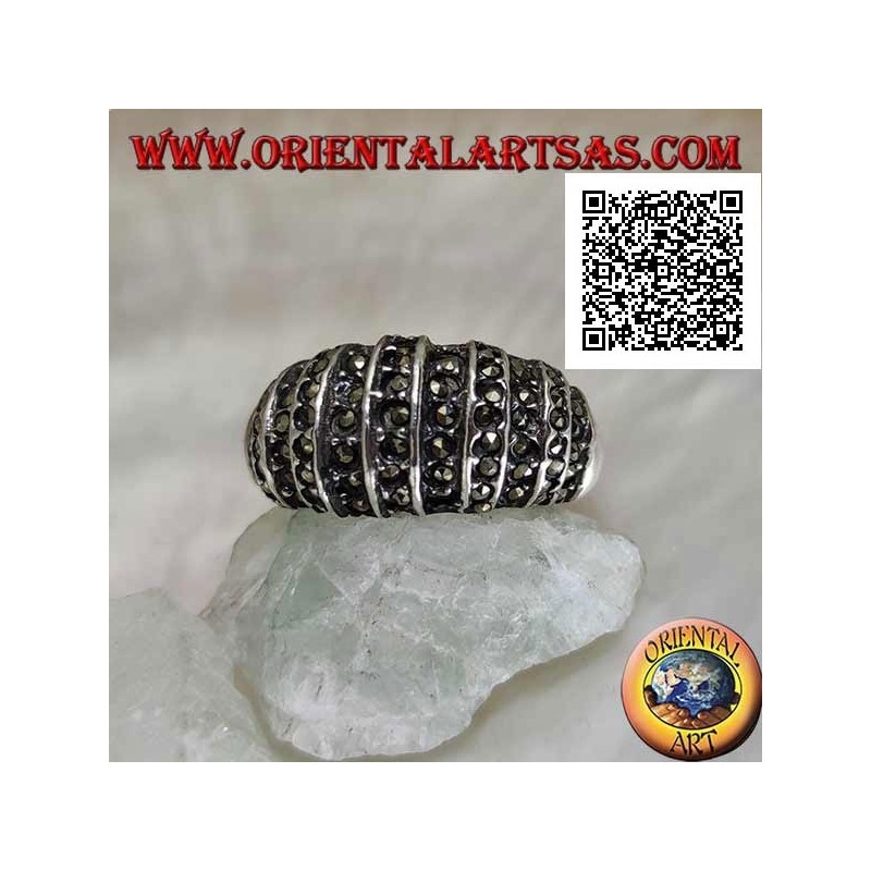Bague en argent avec une bande arrondie sur le devant coupée par des lignes verticales et parsemée de marcassite