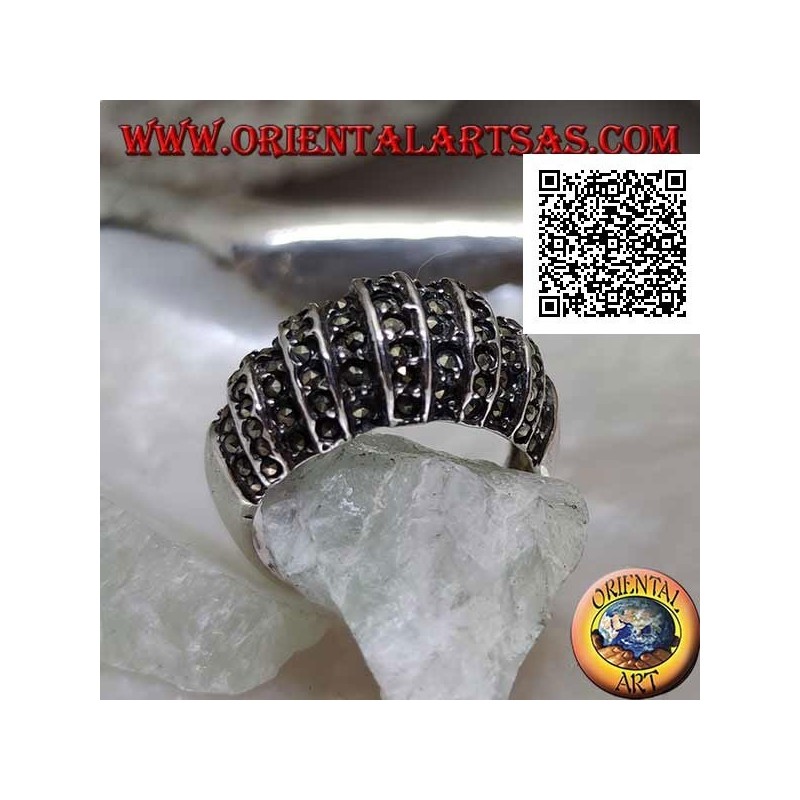Bague en argent avec une bande arrondie sur le devant coupée par des lignes verticales et parsemée de marcassite