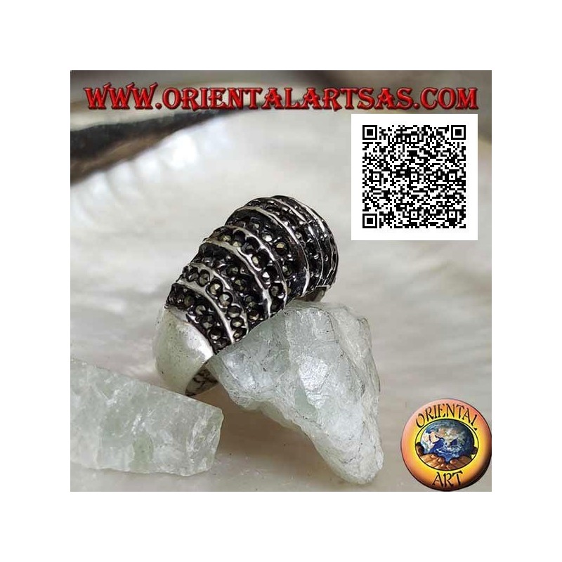 Anillo de plata con banda redondeada en la parte delantera cortada por líneas verticales y tachonada de marcasita