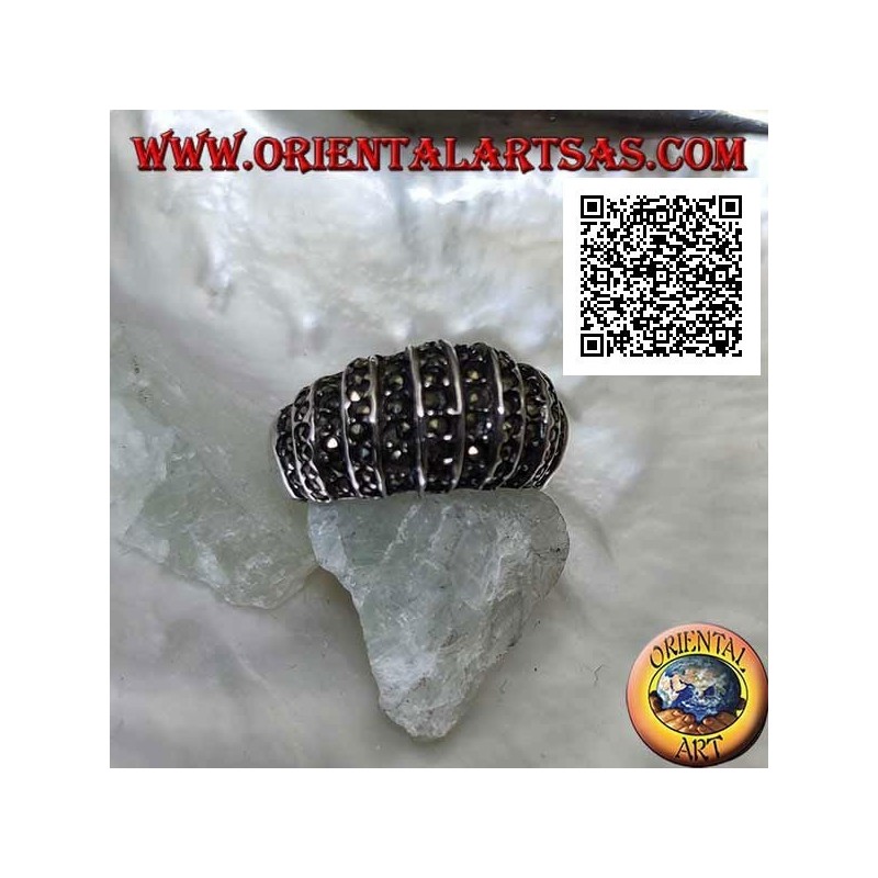 Anillo de plata con banda redondeada en la parte delantera cortada por líneas verticales y tachonada de marcasita