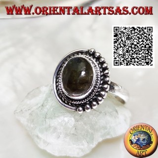 Anello in argento con labradorite ovale contornata da intreccio e da palline solo su una metà