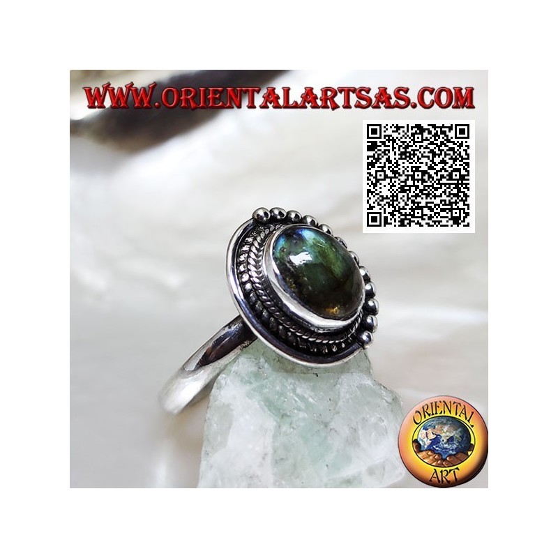 Bague en argent avec labradorite ovale entourée d'entrelacs et de boules seulement sur une moitié
