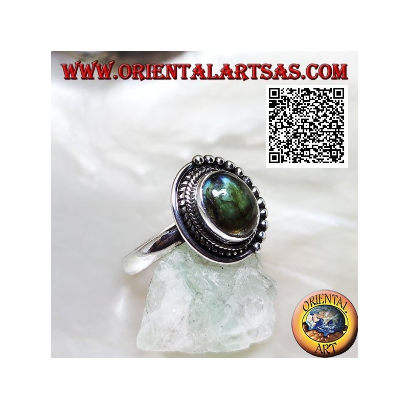 Anillo de plata con labradorita ovalada rodeada de entrelazados y bolas solo en una mitad