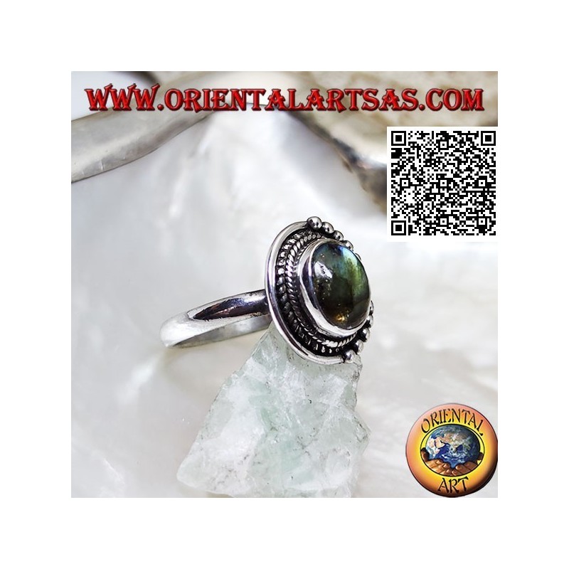 Bague en argent avec labradorite ovale entourée d'entrelacs et de boules seulement sur une moitié