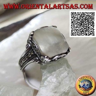 Anello in argento con madreperla quadrata e marcasite su cornice e sui lati