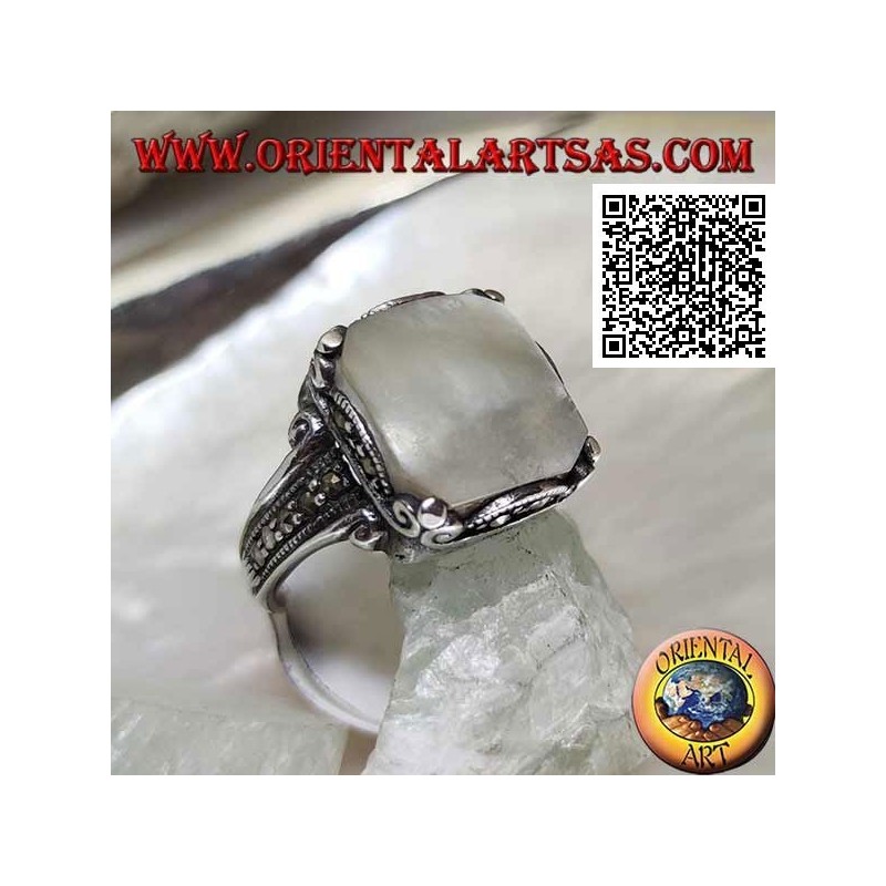 Anillo de plata con nácar cuadrado y marcasita en armazón y aros