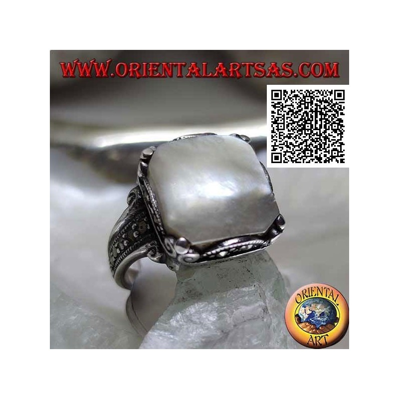 Bague en argent avec nacre carrée et marcassite sur le cadre et les côtés