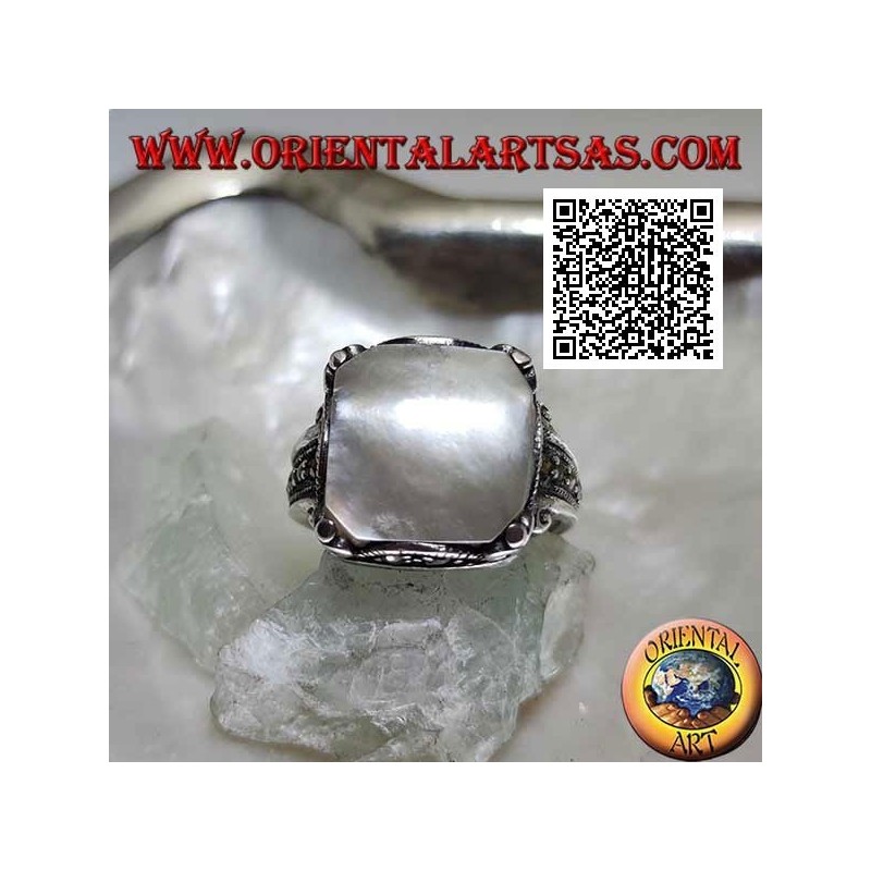 Bague en argent avec nacre carrée et marcassite sur le cadre et les côtés