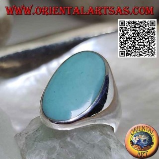 Bague en argent avec turquoise ovale sertie au ras du bord sur une monture lisse