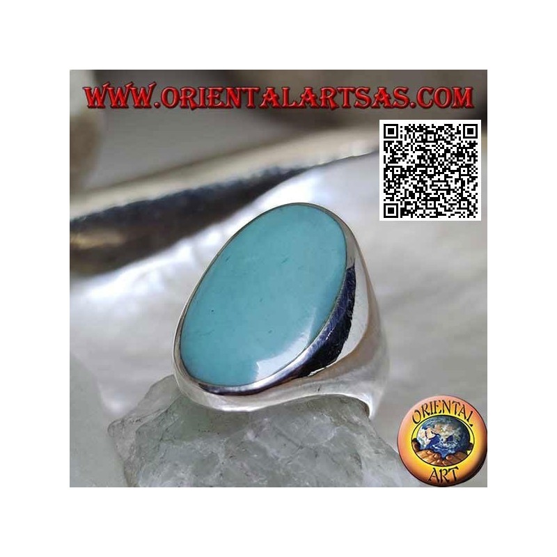 Silberring mit ovalem Türkis, bündig mit der Kante auf einem glatten Rahmen