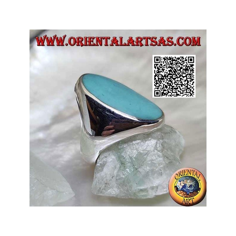 Bague en argent avec turquoise ovale sertie au ras du bord sur une monture lisse
