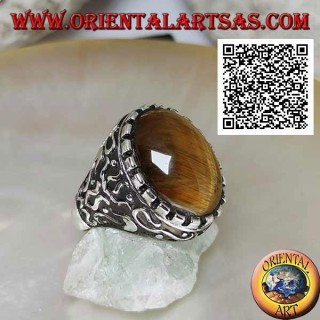 Anillo de plata con gran ojo de tigre ovalado de cabujón rodeado de decoraciones místicas en bajorrelieve